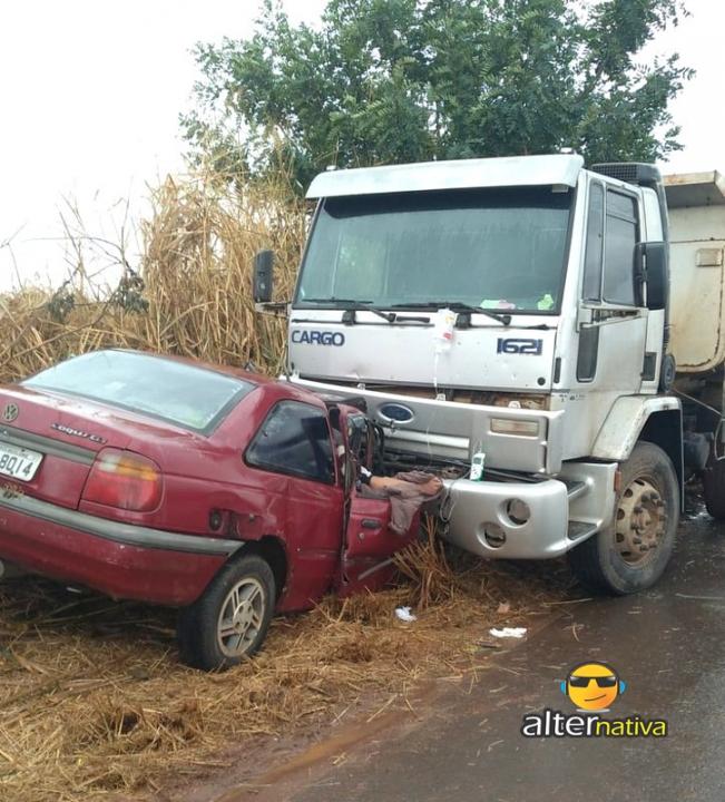 Foto 4 de 5 — Carro bate de frente com caminhão em vicinal da região